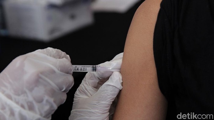 Gubernur Jawa Barat Ridwan Kamil meninjau jalannya vaksinasi COVID-19 untuk pekerja di Karawang. Kegiatan ini digelar untuk percepat tercipatnya herd immunity.