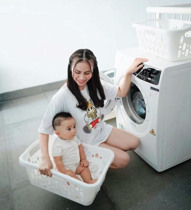 Tak hanya sendiri, Momo tampak mengajak serta anak keduanya, Abercio Mikaelmoza. Dalam foto itu sang anak tampak lucu dan imut  berada di dalam keranjang cucian. Mamanya lelah, Katanya Abe @abercio_mikaelmoza_samudra mau bantuin mama nyuci, tulis keterangan dalam foto tersebut. Foto: Instagram/@therealmomogeisha