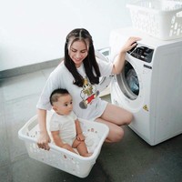 Tak hanya sendiri, Momo tampak mengajak serta anak keduanya, Abercio Mikaelmoza. Dalam foto itu sang anak tampak lucu dan imut  berada di dalam keranjang cucian. Mamanya lelah, Katanya Abe @abercio_mikaelmoza_samudra mau bantuin mama nyuci, tulis keterangan dalam foto tersebut. Foto: Instagram/@therealmomogeisha