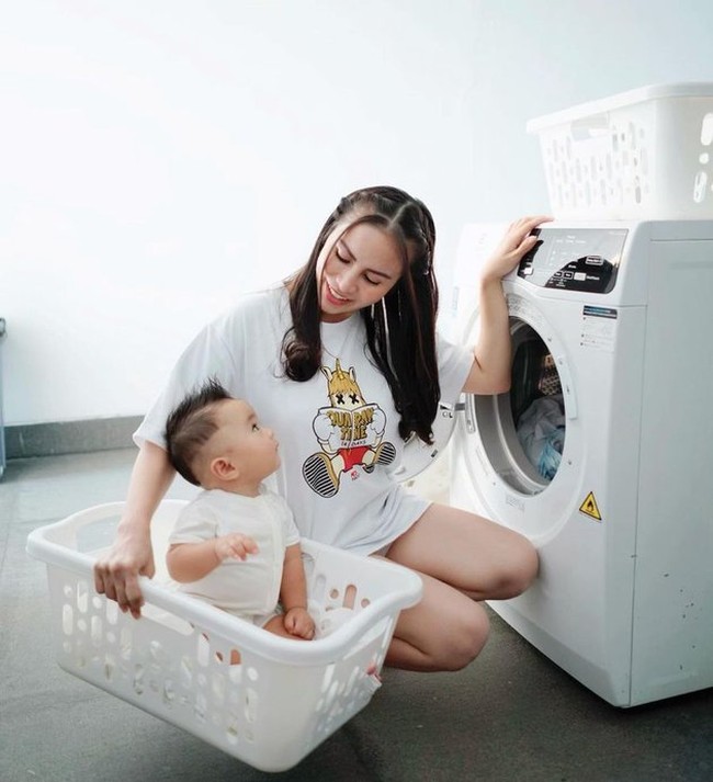 Dalam foto tersebut Momo dan anaknya juga terlihat kompak mengenakan pakaian serba putih. Penampilan Momo Geisha saat sedang mencuci pakaian itu yang kemudian membuat tak sedikit netizen jadi salfok dan terpukau. Foto: Instagram/@therealmomogeisha