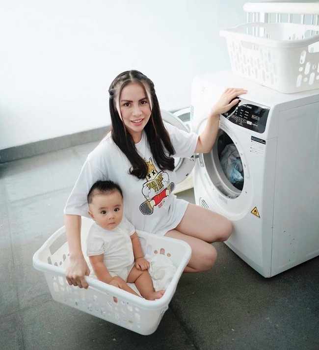 Hingga saat ini unggahan Momo Geisha itu telah disukai lebih dari 14,8 ribu pengguna Instagram dan memperoleh beragam komentar. Tak sedikit yang terlihat memuji penampilan Momo yang tetap terlihat cantik walaupun sedang mencuci. Nyuci aja cantik, komentar salah seorang netizen. Ya Allah, ka Momo mau nyuci ajh cantik bgt, tambah netizen lain. Foto: Instagram/@therealmomogeisha