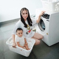 Hingga saat ini unggahan Momo Geisha itu telah disukai lebih dari 14,8 ribu pengguna Instagram dan memperoleh beragam komentar. Tak sedikit yang terlihat memuji penampilan Momo yang tetap terlihat cantik walaupun sedang mencuci. Nyuci aja cantik, komentar salah seorang netizen. Ya Allah, ka Momo mau nyuci ajh cantik bgt, tambah netizen lain. Foto: Instagram/@therealmomogeisha