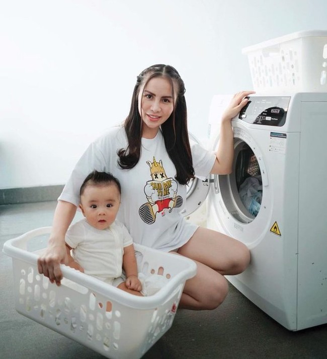 Dalam foto tersebut Momo Geisha memang terlihat cantik dengan pulasan sedikit makeup dan rambut yang tertata rapih. Dengan penampilan dan gaya hidup Momo yang bisa terbilang mewah, tak sedikit netizen yang juga dibuat tak percaya jika Momo benar-benar mencuci pakaiannya sendiri. Foto: Instagram/@therealmomogeisha