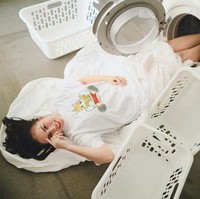 Momo Geisha kembali mencuri perhatian netizen melalui unggahan terbarunya di Instagram. Jika sebelumnya Momo sempat berpose di depan gerobak bakso, kali ini dirinya berpose di depan mesin cuci di rumahnya. Foto: Instagram/@therealmomogeisha