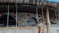 Momennya berlibur di Bali juga pernah ia abadikan. Nikita tampak mengunjungi salah satu beach bar dan berfoto di salah satu ayunan. Foto: Instagram @nikitamirzanimawardi_172