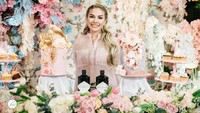 Wanita berusia 35 tahun ini sempat merayakan pesta ulang tahunnya di bulan Maret 2021 lalu. Pestanya sangat meriah dengan dekorasi yang cnatik dan beragam kue mewah. Foto: Instagram @nikitamirzanimawardi_172