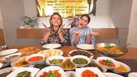 Bersama DJ Katty Butterfly, Nikita Mirzani juga pernah menjadi host program acara Bikin Laper di Trans TV. Saat itu ia tampak mengunjungi rumah makan Padang. Mereka pun menikmati rendang hingga talua barendo. Foto: Instagram @nikitamirzanimawardi_172