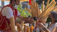 Seleb yang sering dipanggil dengan sebutan Nyai ini juga belum lama pergi berlibur ke Turki. Ia pun mencoba jajan es krim khas Turki dan dikerjai oleh sang penjualnya. Foto: Instagram @nikitamirzanimawardi_172