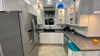 Penasaran seperti apa interiornya? Dimulai dari bagian dapur, rumah tersebut sudah memiliki lemari es, wastafel ganda, oven, mesin pencuci piring, microwave, lemari, dan meja makan. Media center kamar tidur dapat digunakan untuk memisahkan tempat tidur dari ruang tamu, tetapi kedua ruangan ini dapat dibalik.