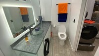 Di bagian ruang tamu ada ruang untuk sofa dan bartender untuk kopi. Kamar mandi berada di sebelah dapur dan dilengkapi dengan pancuran dan bak mandi, wastafel, meja, cermin dengan lampu latar, dan pintu geser untuk privasi.  