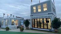 Rumah mungil tersebut berada di Boba Chica, Texas sekaligus berdekatan dengan fasilitas uji coba SpaceX. Perusahaan Musk, Tesla, juga diketahui sedang membangun pabrik di Texas, jadi cukup masuk akal jika Musk belakangan memilih tinggal di sana.