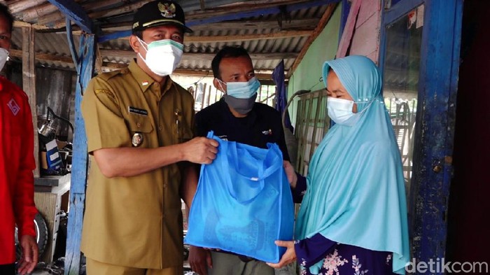 Menjelang malam Suro, 200 warga Ngawi mendapat rezeki tak disangka-sangka. Mereka mendapat paket sembako.