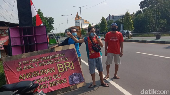Para pemilik persewaan sound system di Klaten obral aset di pinggir jalan Yogya-Solo, Senin (9/8/2021).