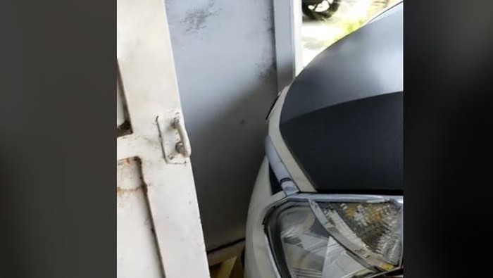 Parkir mobil sembarangan sampai susah buka toko
