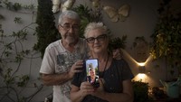 Hal yang sama dirasakan oleh pasangan Moshe dan Suzi Malinovitz di Israel yang tak bisa bertemu anak mereka yang bernama Ronit di Phoenix.  (AP)