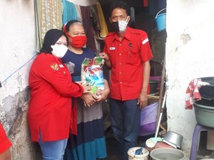 Dirikan Posko Gotong Royong, Kader PDIP Surabaya Bagikan Permakanan ke Warga
