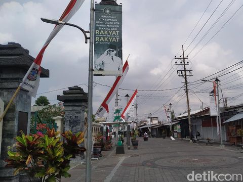 Puluhan pedagang di area Makam Bung Karno (MBK) memasang Bendera Merah Putih. Mereka bersemangat bebas dari Corona, namun minta pemerintah membuka lokasi wisata.