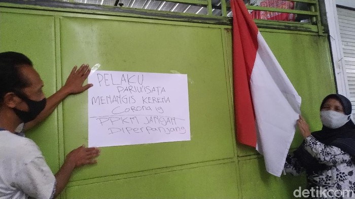 Puluhan pedagang di area Makam Bung Karno (MBK) memasang Bendera Merah Putih. Mereka bersemangat bebas dari Corona, namun minta pemerintah membuka lokasi wisata.