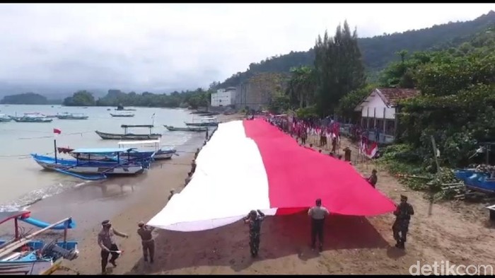 pembentangan bendera raksasa di pantai trenggalek