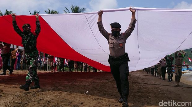 pembentangan bendera raksasa di pantai trenggalek