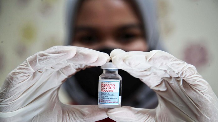 Pemberian Vaksin Dosis Ketiga untuk Nakes Vaksin dosin ketiga atau booster diberikan untuk tenaga kesehatan di Puskesmas Cilincing, Jakarta Utara, Senin (9/8). Vaksin yang diberikan adalah vaksin Moderna.