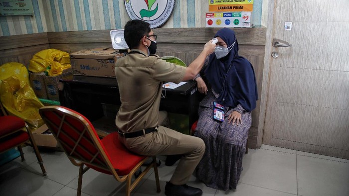 Vaksin dosin ketiga atau booster diberikan untuk tenaga kesehatan di Puskesmas Cilincing, Jakarta Utara, Senin (9/8). Vaksin yang diberikan adalah vaksin Moderna.