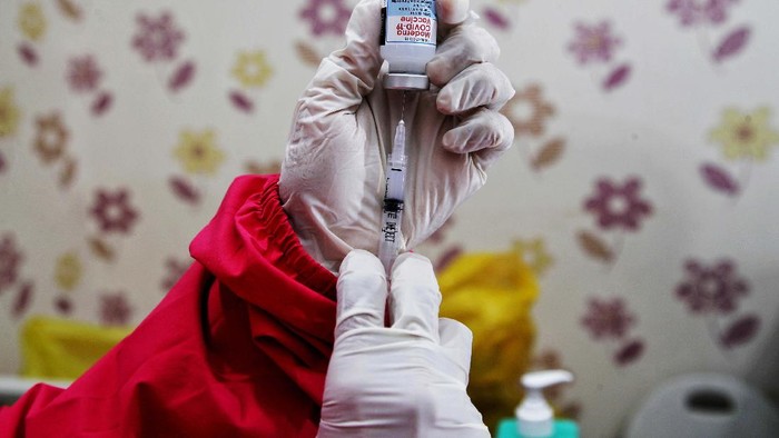 Vaksin dosin ketiga atau booster diberikan untuk tenaga kesehatan di Puskesmas Cilincing, Jakarta Utara, Senin (9/8). Vaksin yang diberikan adalah vaksin Moderna.