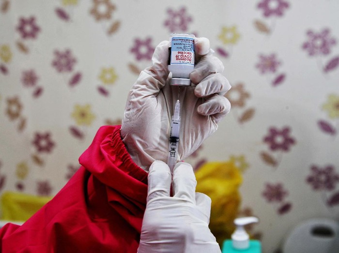 Vaksin dosin ketiga atau booster diberikan untuk tenaga kesehatan di Puskesmas Cilincing, Jakarta Utara, Senin (9/8). Vaksin yang diberikan adalah vaksin Moderna.