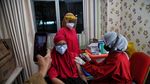 Pemberian Vaksin COVID-19 Dosis Ketiga untuk Tenaga Kesehatan