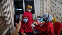 Vaksin dosis ketiga diberikan kepada para Nakes karena bertugas sebagai garda terdepan.