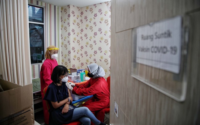 Vaksin dosin ketiga atau booster diberikan untuk tenaga kesehatan di Puskesmas Cilincing, Jakarta Utara, Senin (9/8). Vaksin yang diberikan adalah vaksin Moderna.