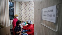 Vaksinator memberikan vaksin dosis ketiga untuk tenaga kesehatan di kawasan Puskesmas Kecamatan Cilincing, Jakarta Utara, Senin (9/8).