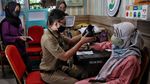 Pemberian Vaksin COVID-19 Dosis Ketiga untuk Tenaga Kesehatan
