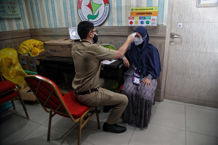 Pemberian Vaksin Dosis Ketiga untuk Nakes cilincing