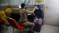 Pemeriksaan suhu tubuh sebelum divaksin