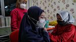 Pemberian Vaksin COVID-19 Dosis Ketiga untuk Tenaga Kesehatan