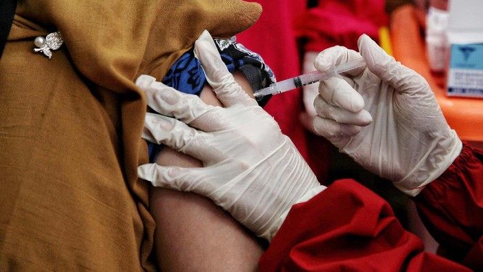 Vaksin dosin ketiga atau booster diberikan untuk tenaga kesehatan di Puskesmas Cilincing, Jakarta Utara, Senin (9/8). Vaksin yang diberikan adalah vaksin Moderna.
