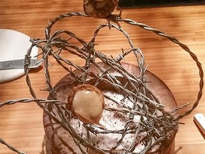 Nyeleneh! 7 Penyajian Makanan Ini Gunakan Sendok Raksasa dan Kawat Berduri