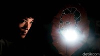 Awalnya, Hadi tidak berpikir bahwa kreatifitas lewat daun jati rontok ini dapat menghasilkan uang. Tetapi pikiran itu berubah saat ia melihat ada prospek keuntungan komersil.