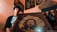 Daun jati kering adalah bahan baku membuat lukisan yang yang ia kumpulkan dari berbagai tempat.