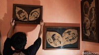 Waktu pengerjaan kerajinan daun jati rontok dari 5 jam hingga 2 hari kerja.