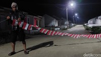 Warga tampak memasang bendera Merah Putih berukuran mini menggunakan tali.
