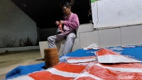 Dengan gotong royong, warga di perumahan tersebut bahu membahu memasang bendera tersebut dari rumah ke rumah.