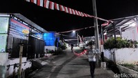 Warga di area permukiman Kecamatan Pesah, Kabupaten Bandung, Jawa Barat, mulai menghias area rumah mereka menjelang HUT RI ke-76.