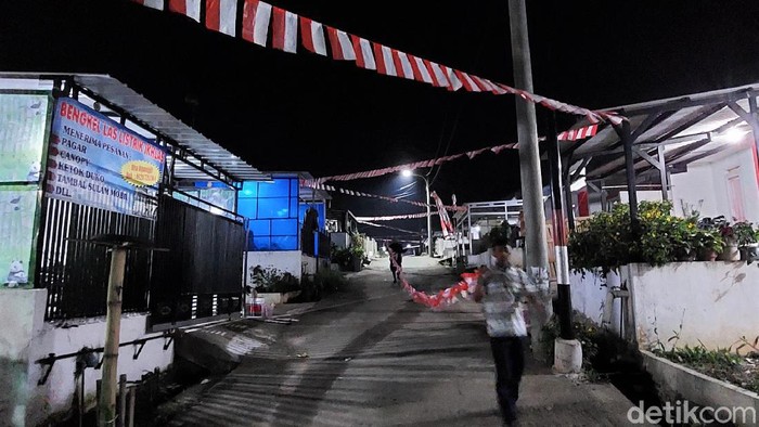 Beragam persiapan dilakukan warga di Bandung untuk sambut Hari Kemerdekaan Indonesia. Salah satunya menghias area rumah dengan bendera Merah Putih.