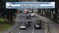 Layar elektronik menampilkan himbauan protokol kesehatan di Jalan Jenderal Sudirman, Jakarta, Senin (9/8/2021).