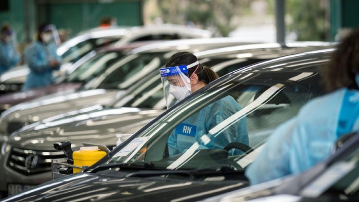 Pelayanan vaksinasi COVID-19 tanpa turun kendaraan bagi warga Victoria, pertama digelar di Australia. Sejumlah warga pun antusias ikut serta vaksinasi tersebut.