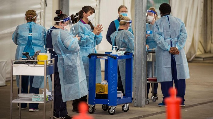 Pelayanan vaksinasi COVID-19 tanpa turun kendaraan bagi warga Victoria, pertama digelar di Australia. Sejumlah warga pun antusias ikut serta vaksinasi tersebut.