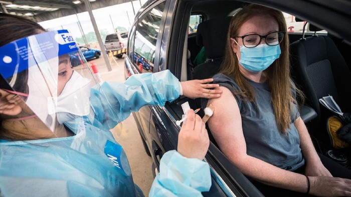 Pertama di Australia, Warga Victoria Bisa Vaksin Corona Drive Thru Pelayanan vaksinasi COVID-19 tanpa turun kendaraan bagi warga Victoria, pertama digelar di Australia. Sejumlah warga pun antusias ikut serta vaksinasi tersebut.