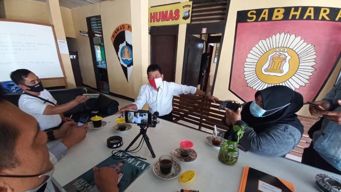 Petugas Kepolisian Polsek Kota Bukittinggi memberikan keterangan kepada wartawan terkait pemeriksaan Kepala Sekolah diduga melanggar aturan PPKM. (Antarasumbar/Al Fatah)